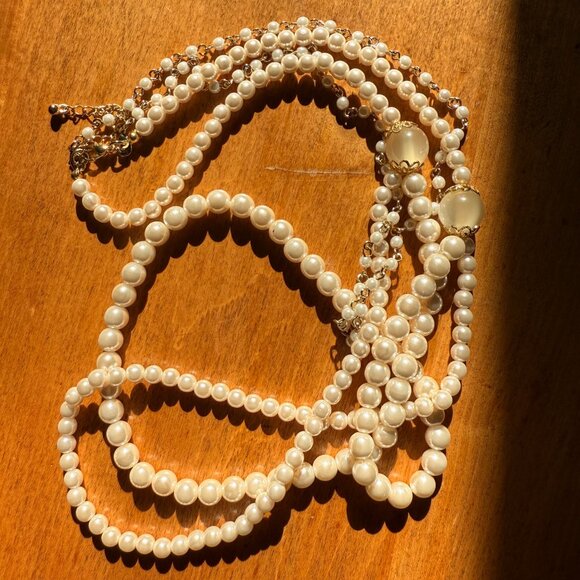 Double strand fake pearl + gold-toned necklace w. detachable 3rd strand - Picture 2 of 5
